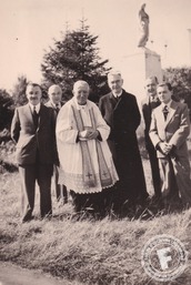 De gauche à droite - A.Cantineau, G.Dieu, l'Abbé Squélard, le père Olivière, A.Cantineau, R.Dieu - Collection de M.A.Debiève.jpg