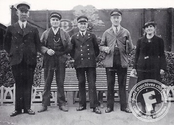 M.Gianini, Chef de gare, et Mme M.Toubeau, attachée des ventes à la cour de l'Agrappe - 1939 - Collection de Mme Toubeau.jpg